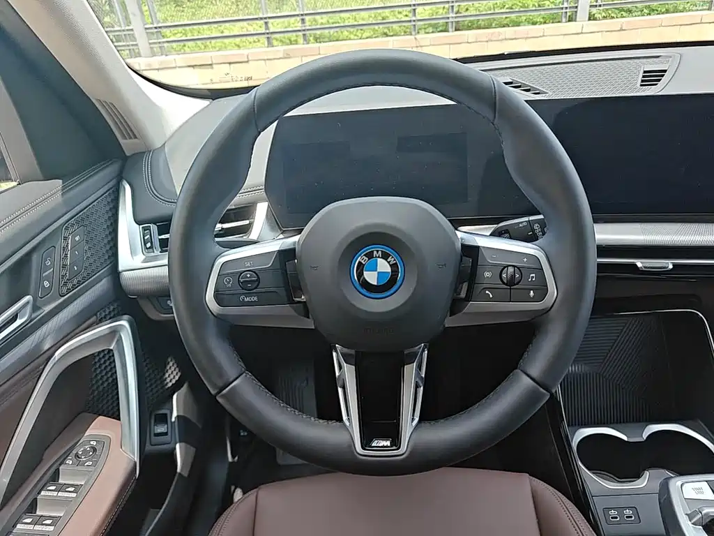 BMW iX1 2025