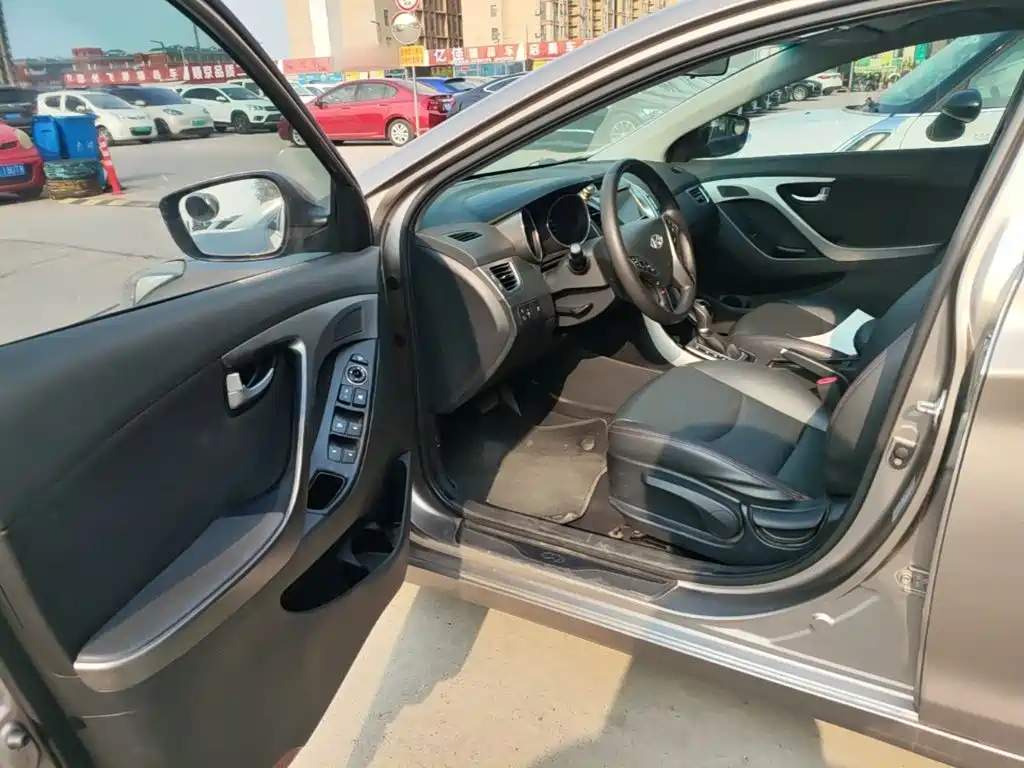 Hyundai Elantra 2017 — фото 12