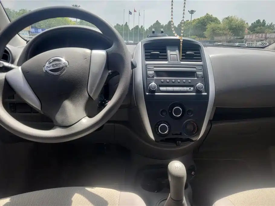 Nissan Sunny 2017 — фото 12