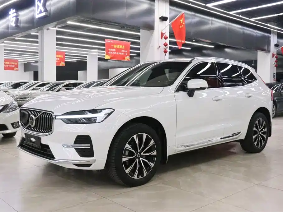 Volvo XC60 2023 — фото 1