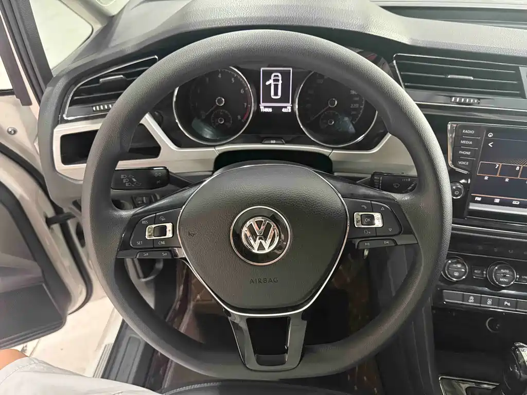 Volkswagen Touran 2018 — фото 8