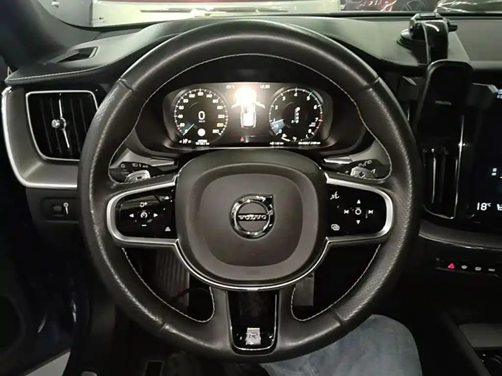 Volvo XC60 2019 — фото 11