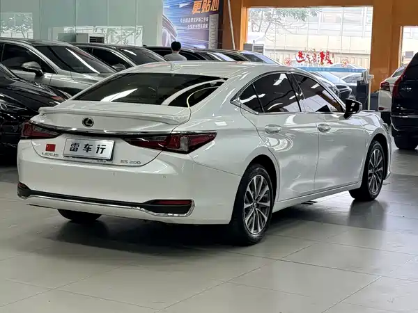 Lexus ES 2022