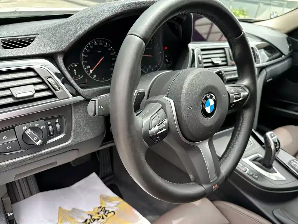 BMW 3 Series 2018 — фото 21
