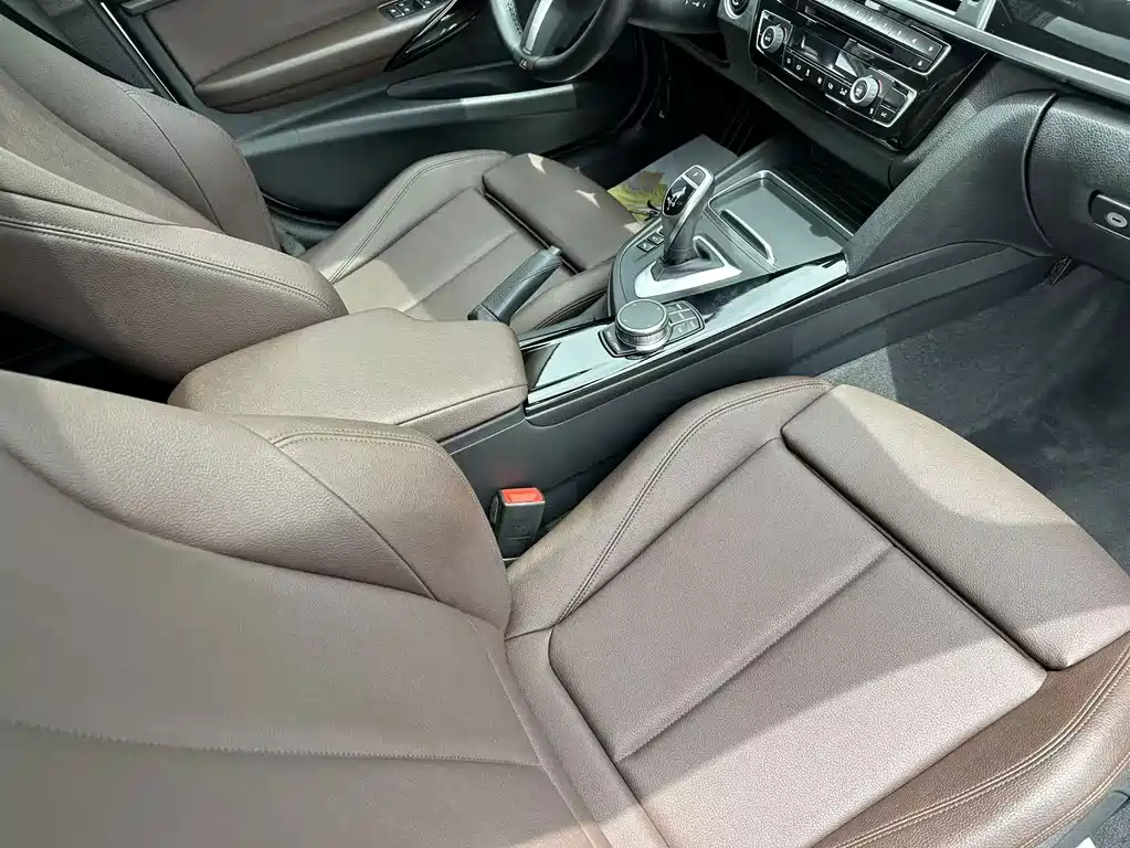 BMW 3 Series 2018 — фото 28