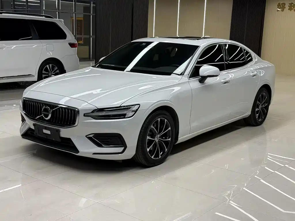 Volvo S60 2022 — фото 1