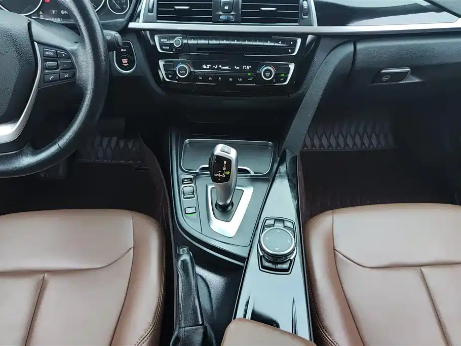 BMW 3 Series 2017 — фото 16