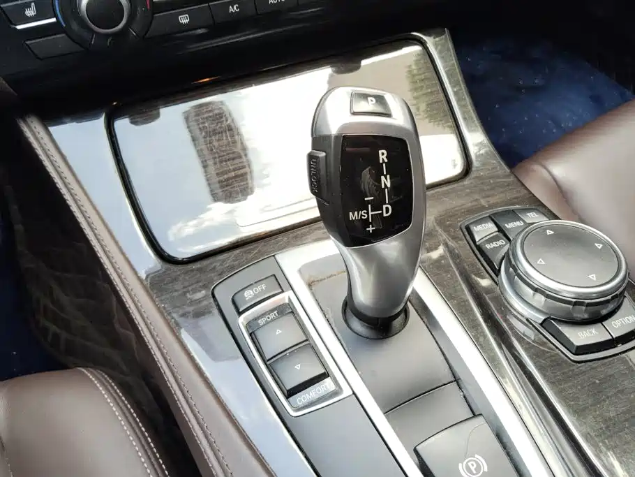 BMW 5 Series 2017 — фото 16