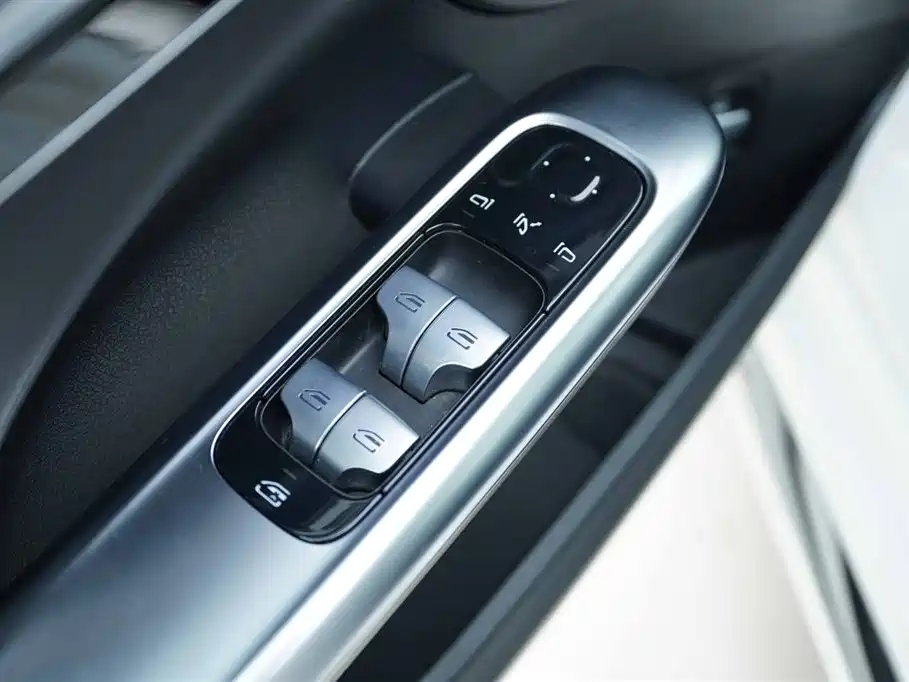Mercedes-Benz C-Class 2024 — фото 10