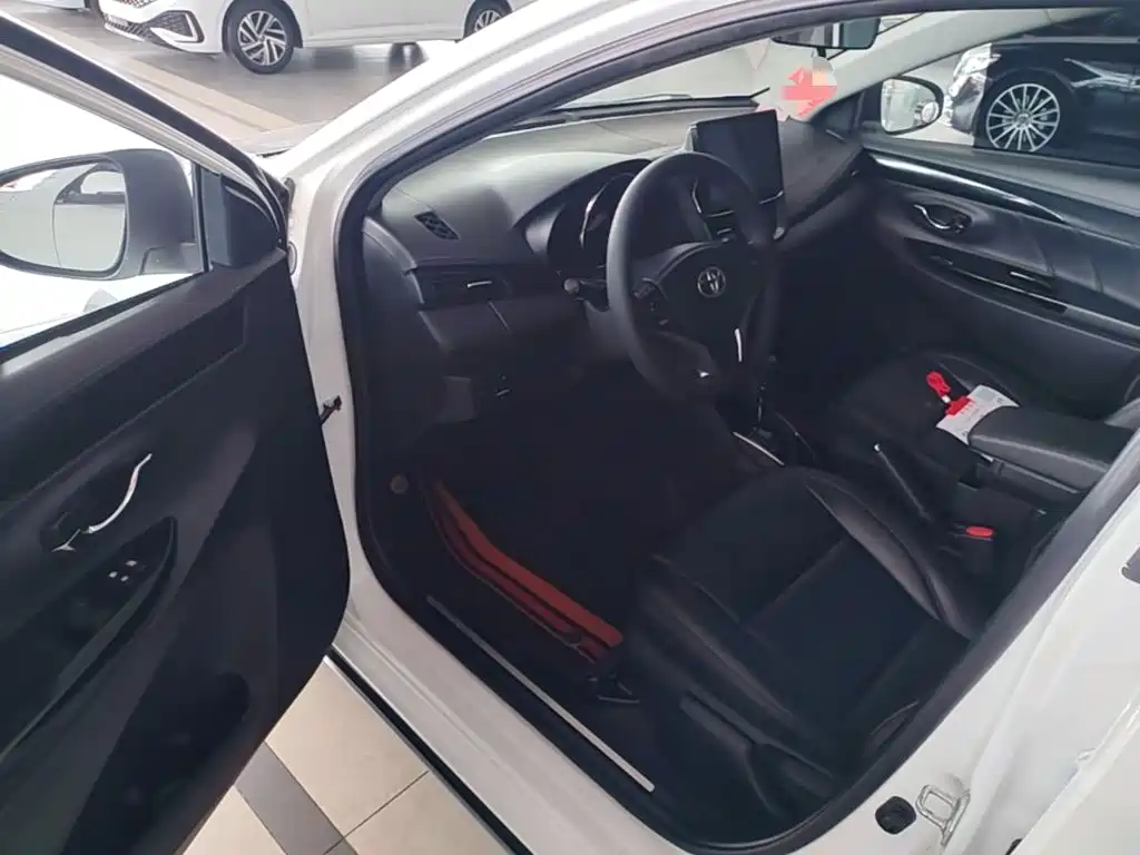 Toyota Yaris L 2023 — фото 16