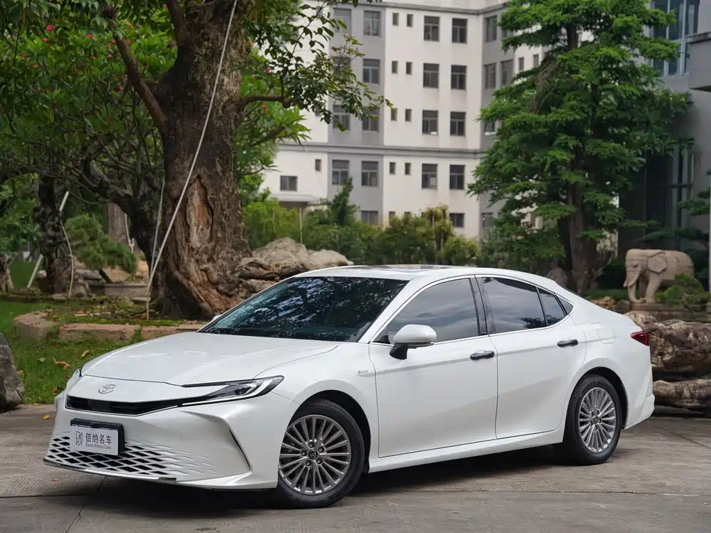 Toyota Camry 2024 — фото 2