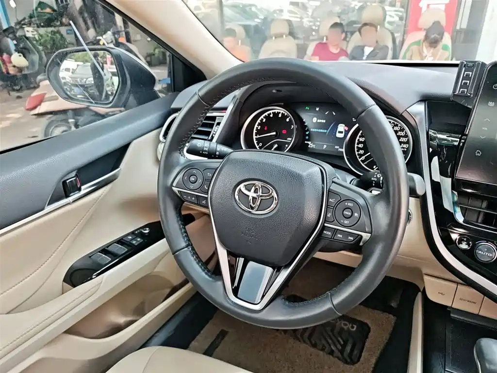 Toyota Camry 2023 — фото 7