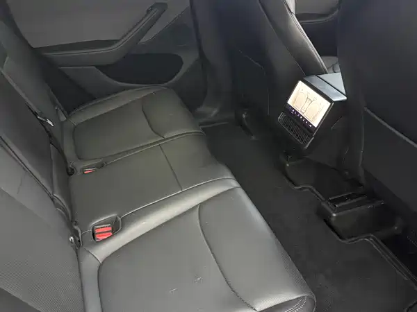 Tesla Model Y 2025