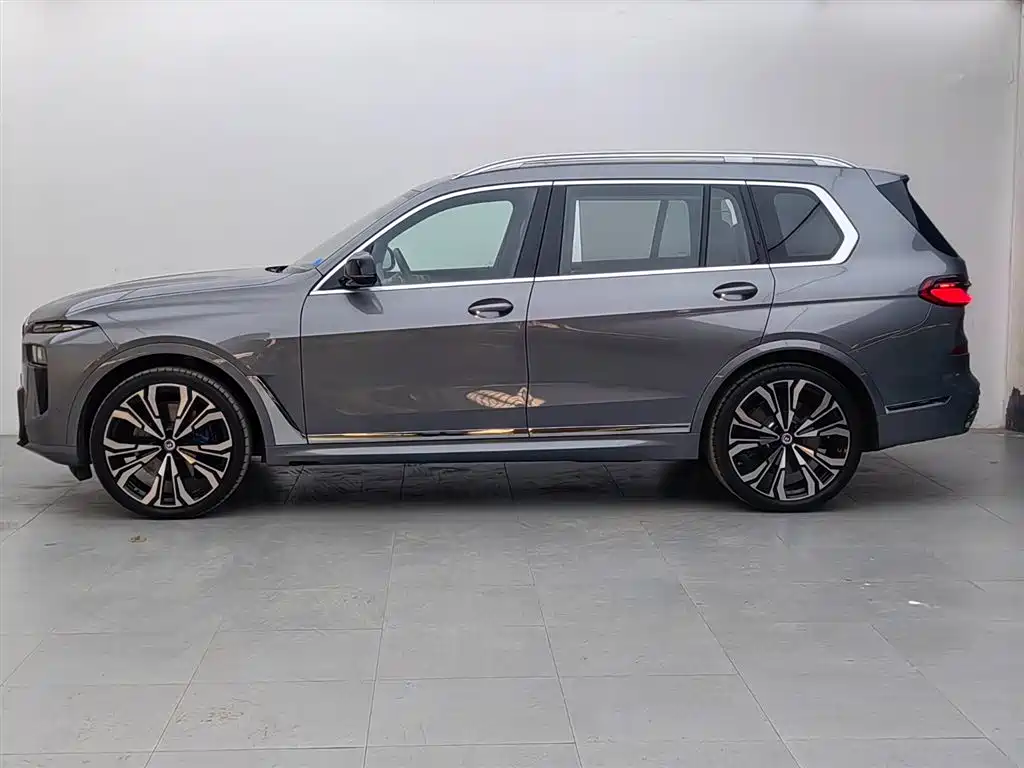 BMW X7 M60i 2025 — фото 1