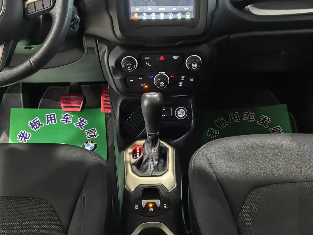 Jeep Renegade 2019 — фото 12