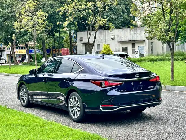 Lexus ES 2023