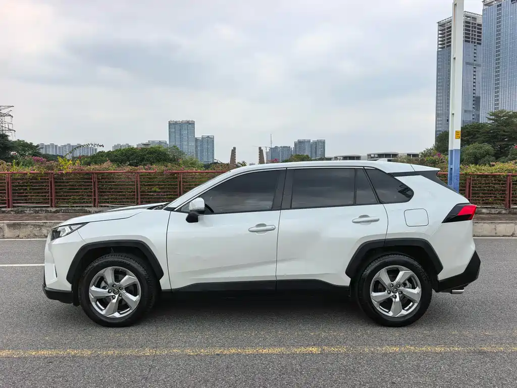 Toyota RAV4 2021 — фото 23