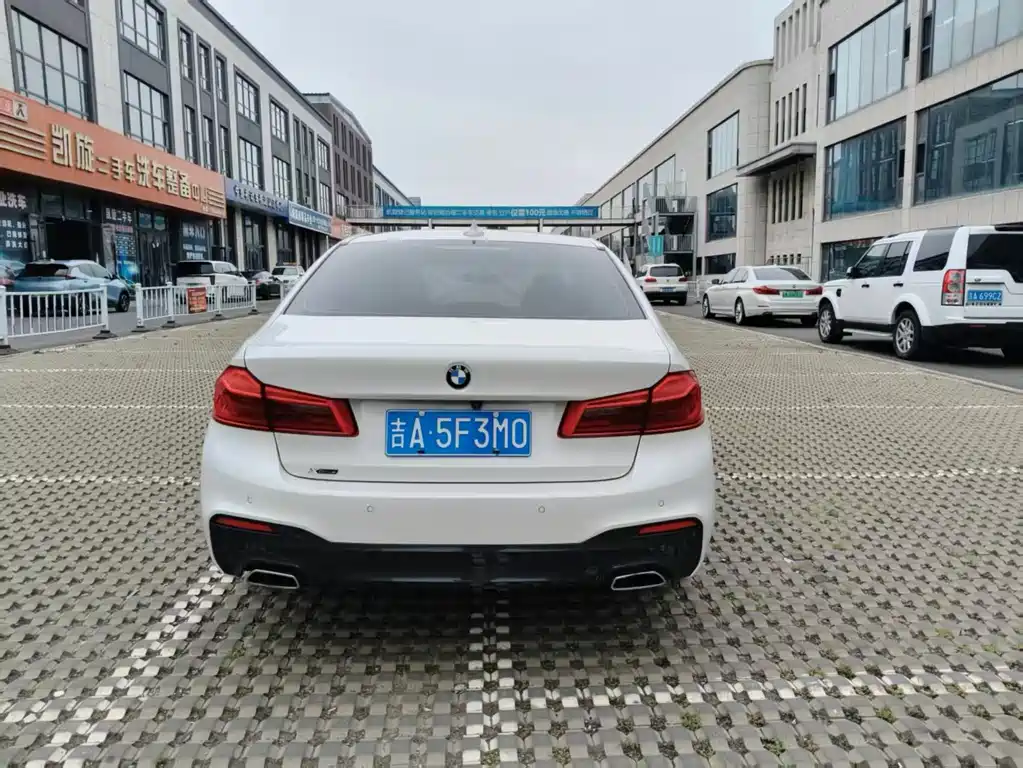 BMW 5 Series 2018 — фото 10