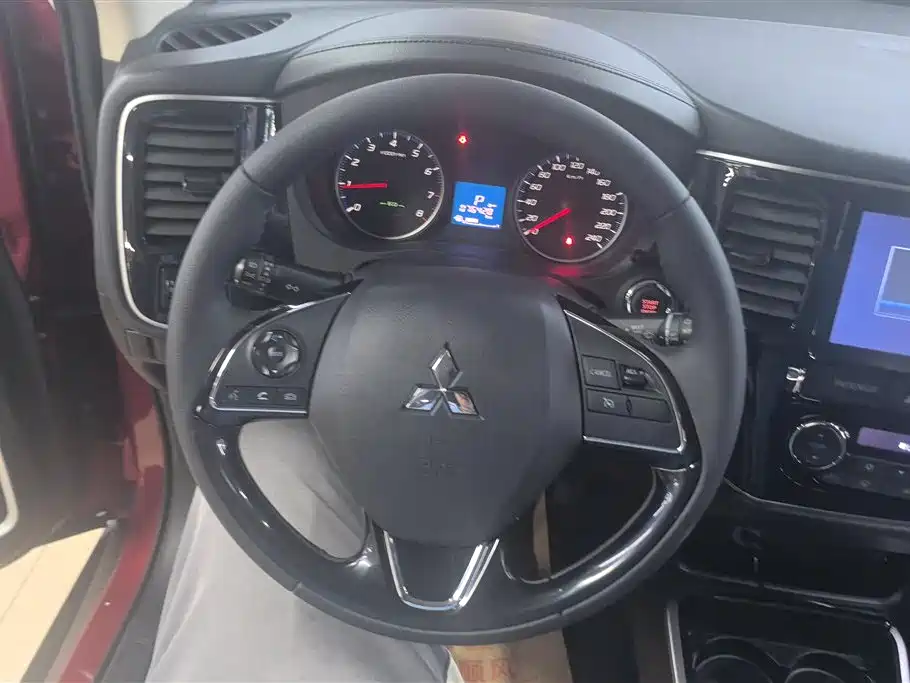 Mitsubishi Outlander 2018 — фото 15