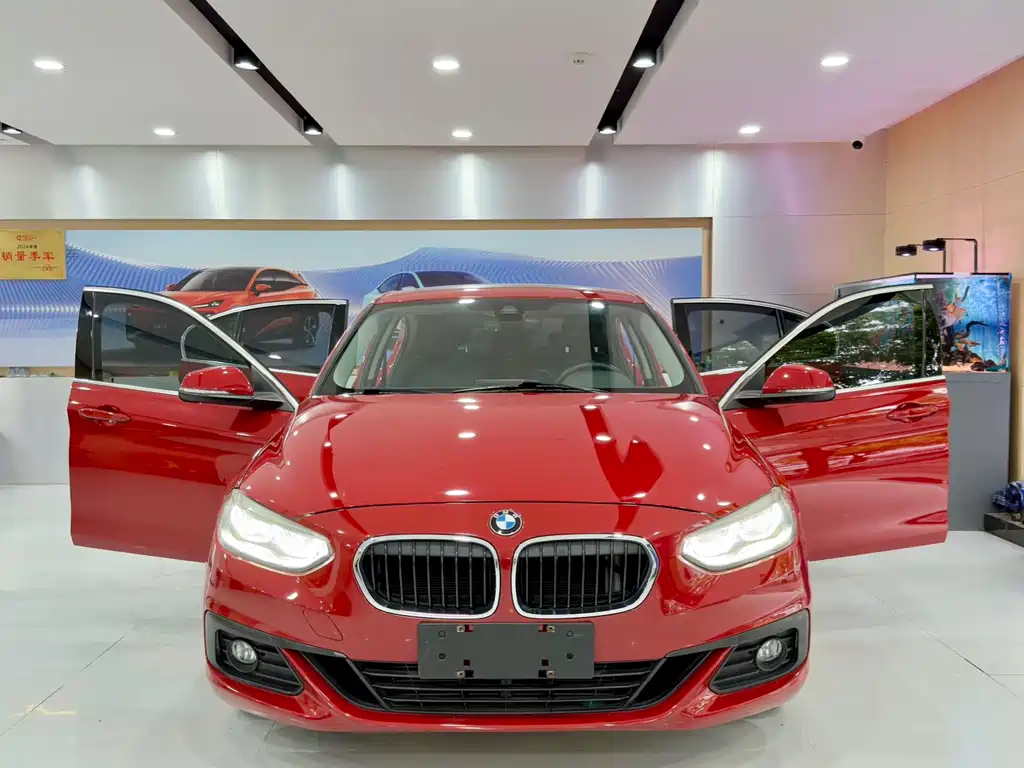 BMW 1 Series 2018 — фото 16