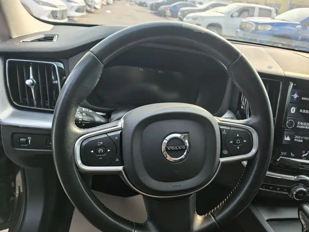 Volvo XC60 2019 — фото 10