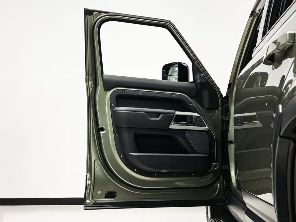 Land Rover Defender 2023 — фото 13