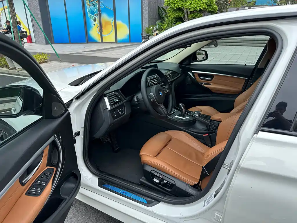 BMW 3 Series 2018 — фото 12