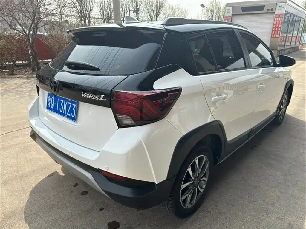 Toyota Yaris L 2022 — фото 9