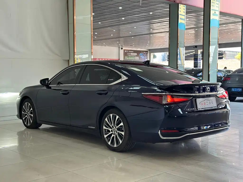 Lexus ES 2021 — фото 16