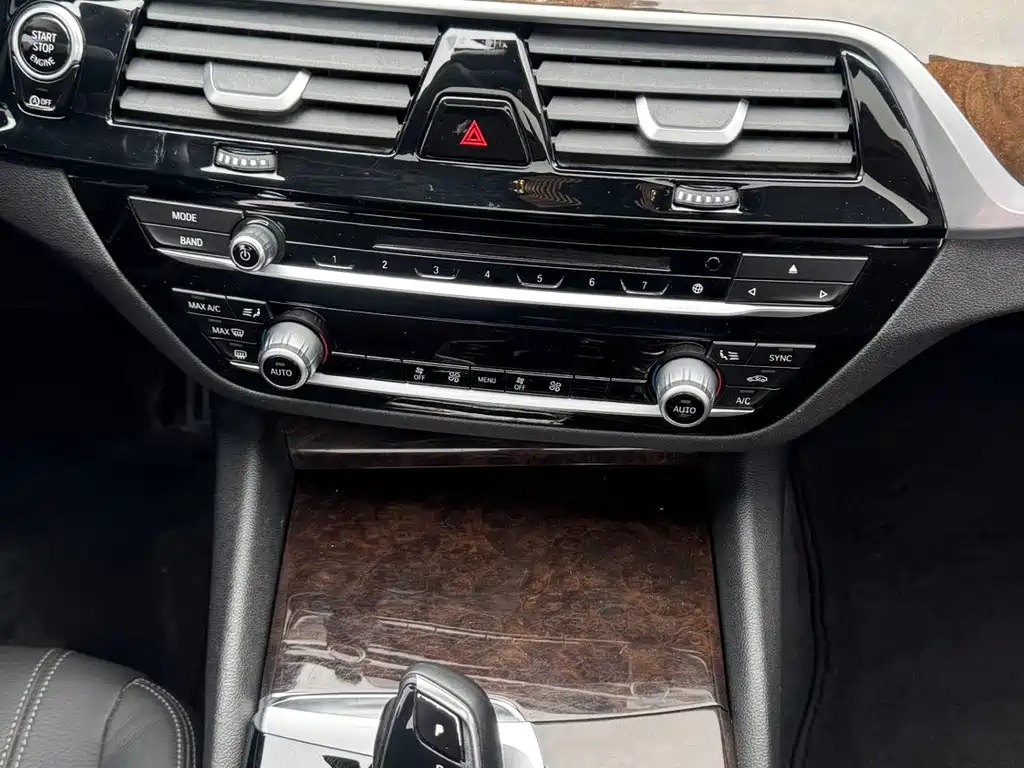 BMW 5 Series 2017 — фото 13