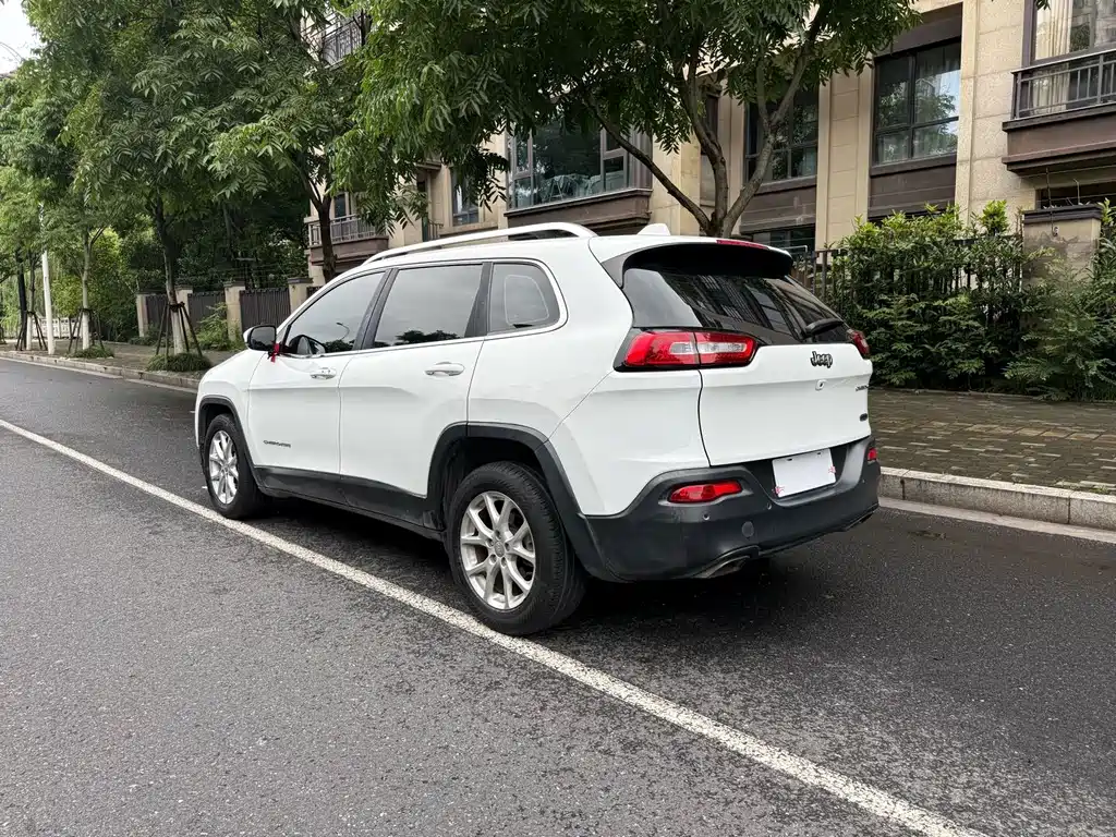 Jeep Cherokee 2017 — фото 10