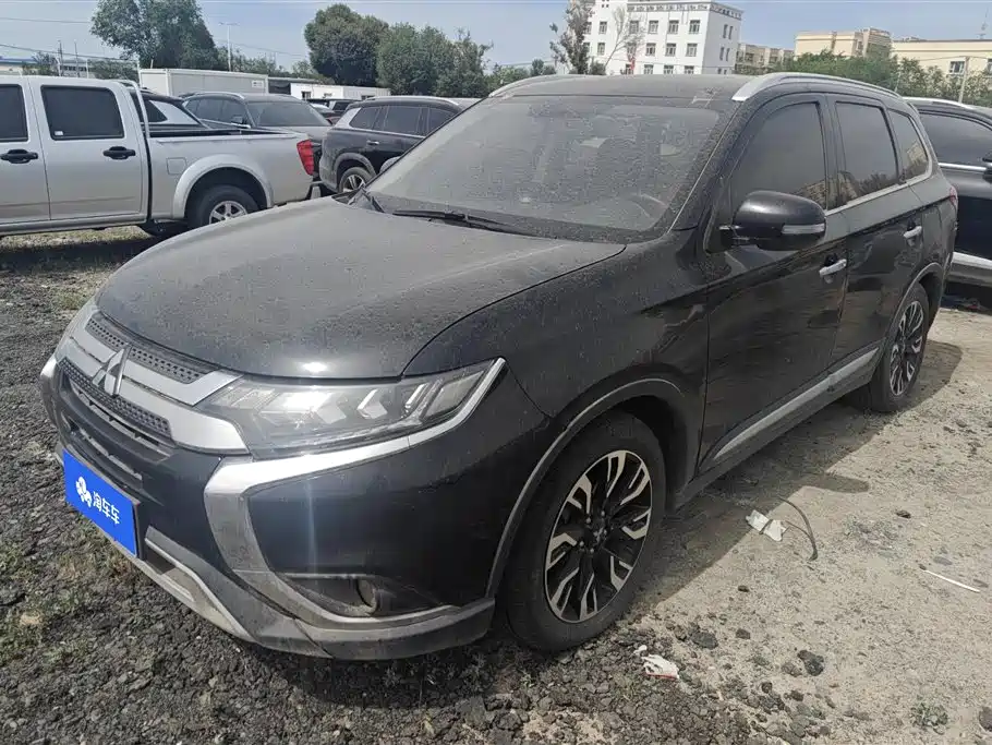 Mitsubishi Outlander 2022 — фото 1