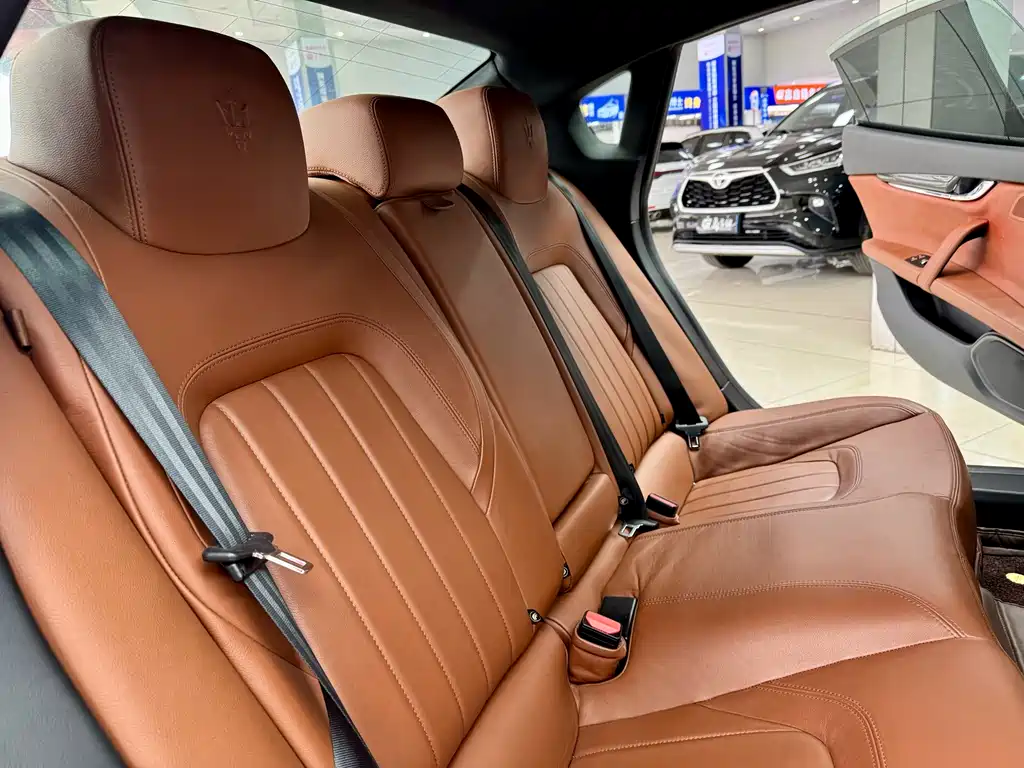 Maserati Quattroporte 2015 — фото 11