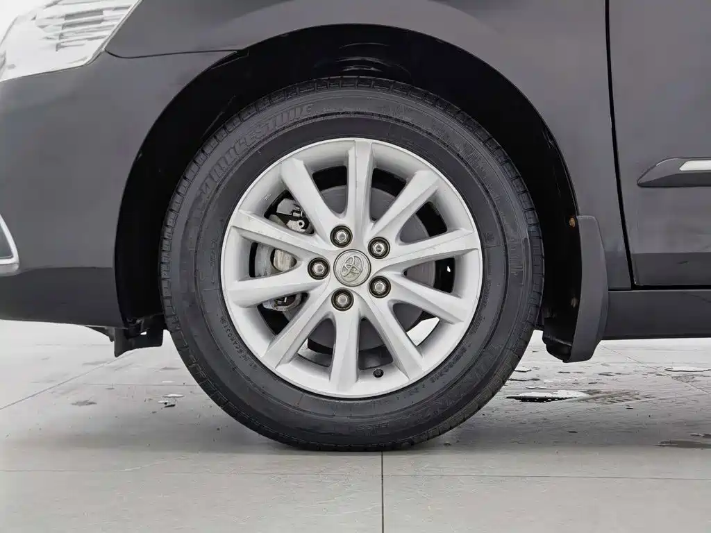 Toyota Camry 2011 — фото 17