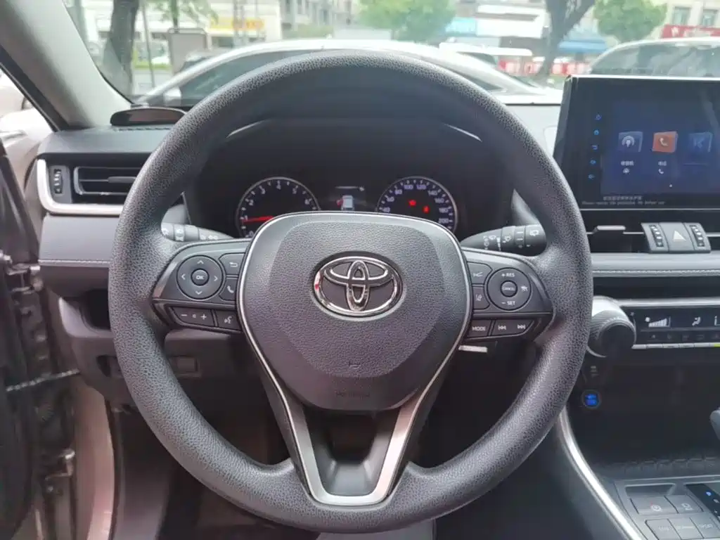 Toyota RAV4 2023 — фото 11