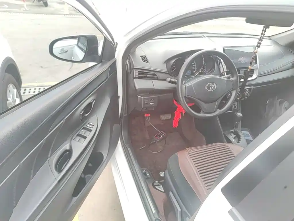 Toyota Yaris L 2017 — фото 16
