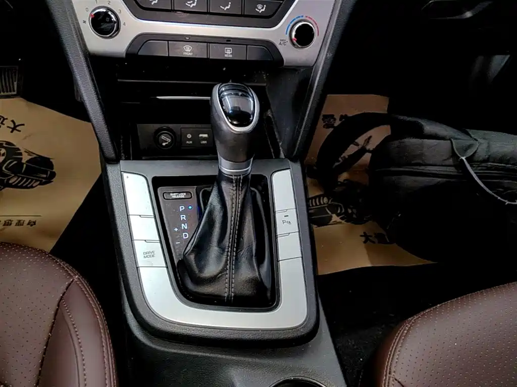Hyundai Elantra 2016 — фото 14