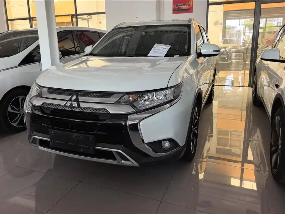 Mitsubishi Outlander 2020 — фото 2