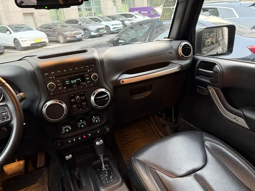 Jeep Wrangler 2017 — фото 10