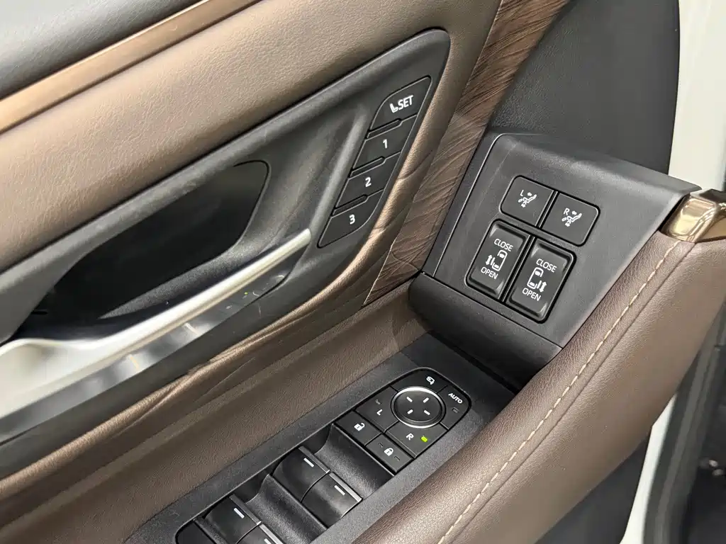 Toyota Vellfire 2023 — фото 7