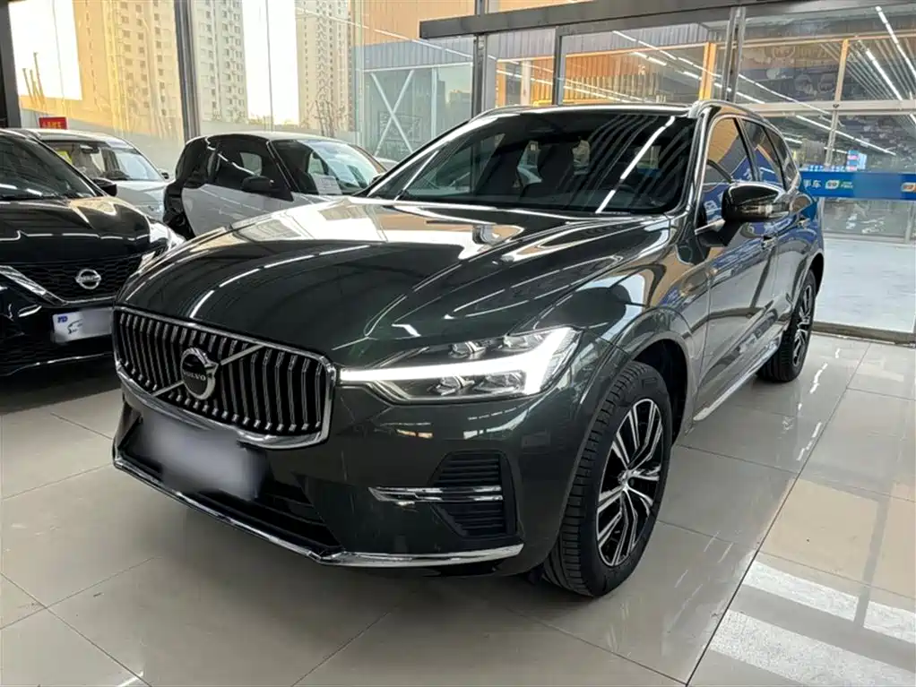 Volvo XC60 2022 — фото 1