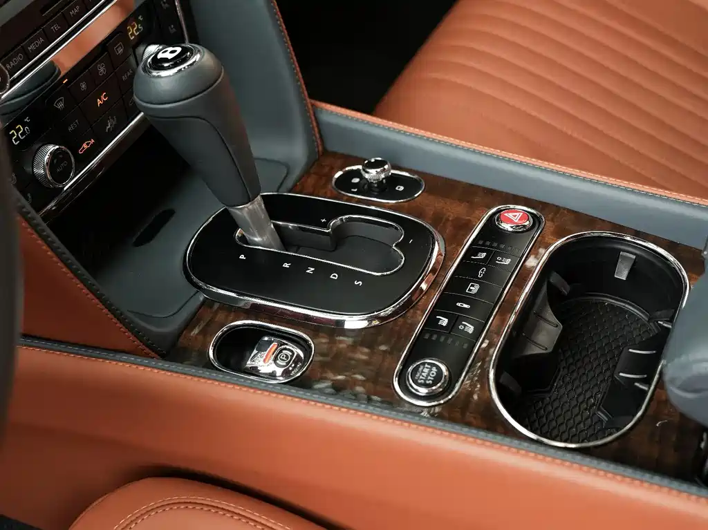 Bentley Flying Spur 2018 — фото 11