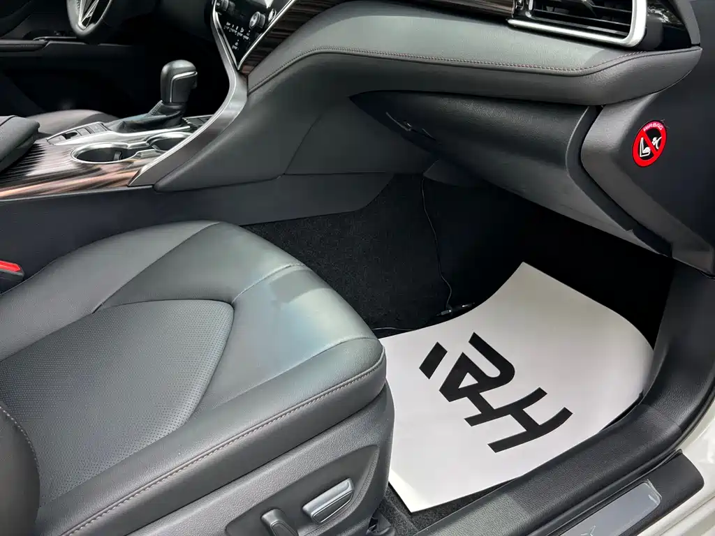 Toyota Camry 2019 — фото 16