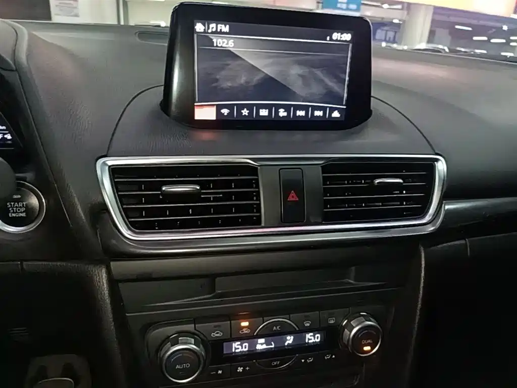 Mazda 3 Axela 2018 — фото 13