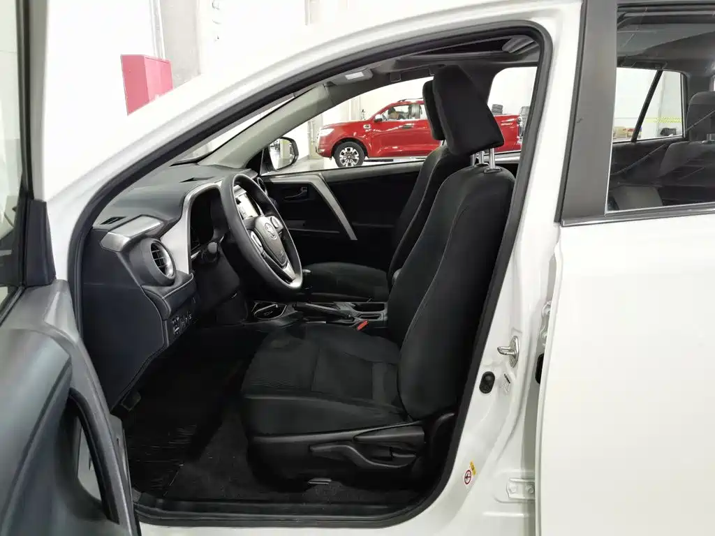 Toyota RAV4 2018 — фото 10