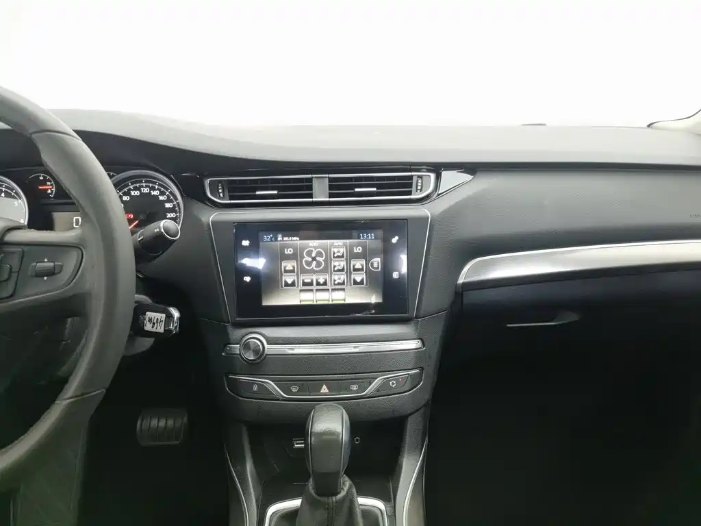 Peugeot 408 2016 — фото 12