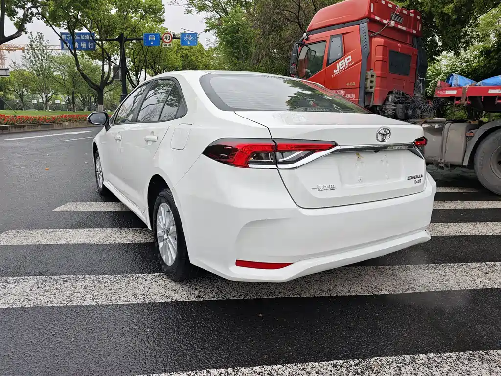 Toyota Corolla — фото 7