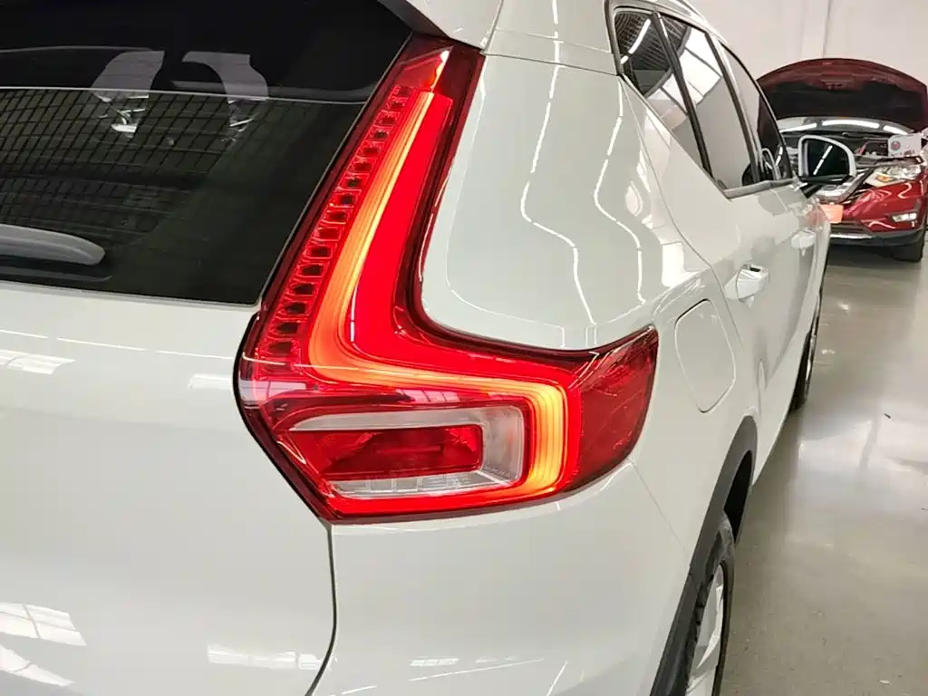 Volvo XC40 2020 — фото 8