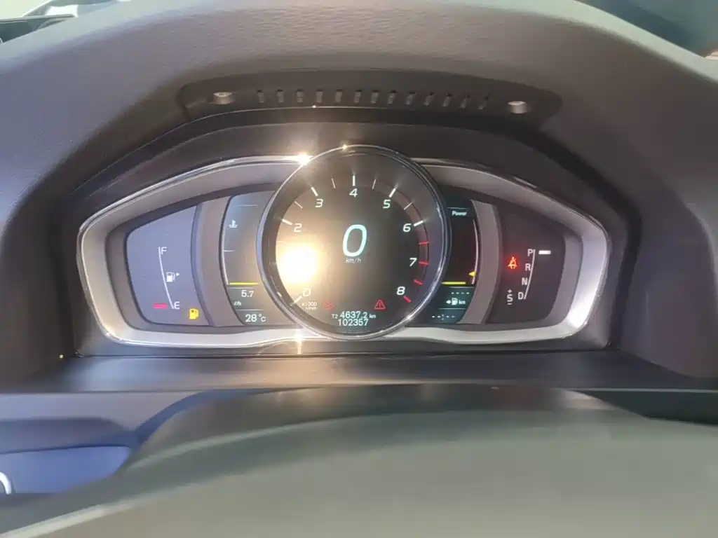Volvo V60 2017 — фото 12