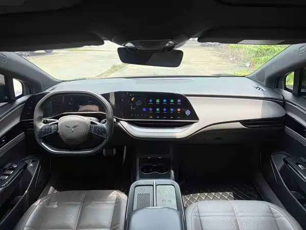 Hongqi EH7 2025
